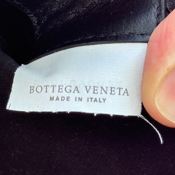 Authentic Mint Condition Bottega Veneta Men’s Crossbody Belt Bag. - Picture 17 of 17